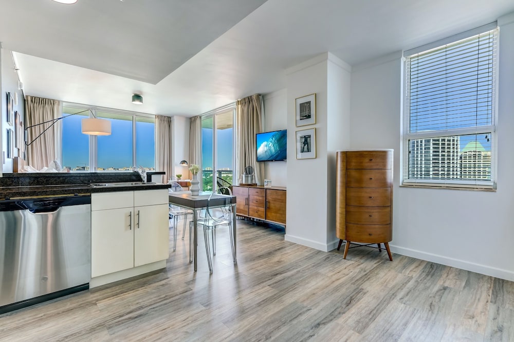 Incredible City & Partial Bay View Corner Deluxe Studio in Coconut Grove photo 3