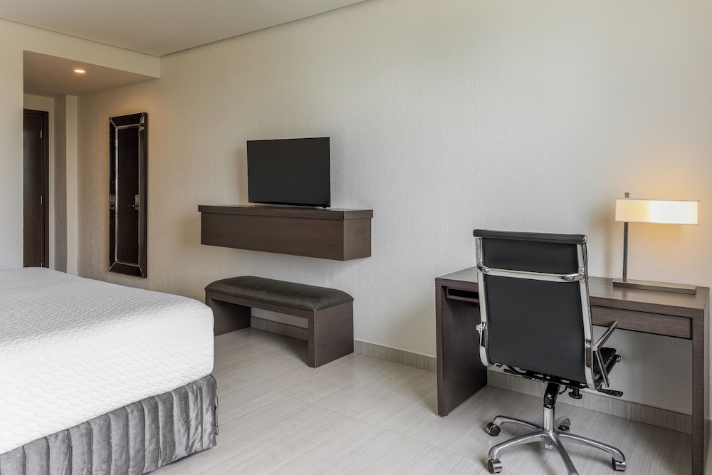 Standard Room, 1 King Bed, Pool View
