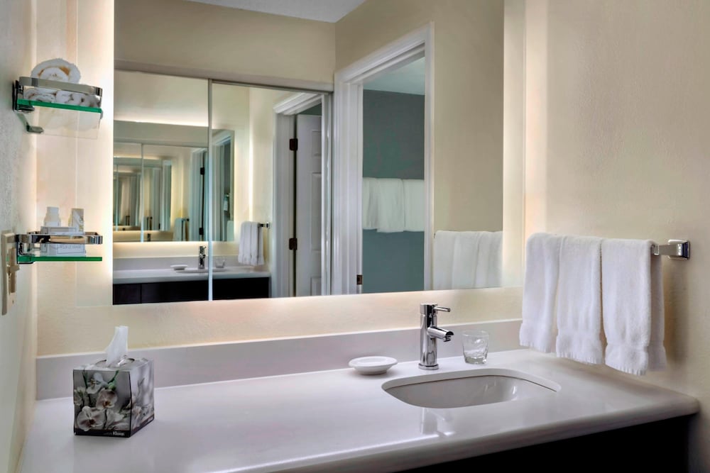 Suite, 1 Bedroom, Smoking (Mobility/Hearing Accessible, Tub) photo 3