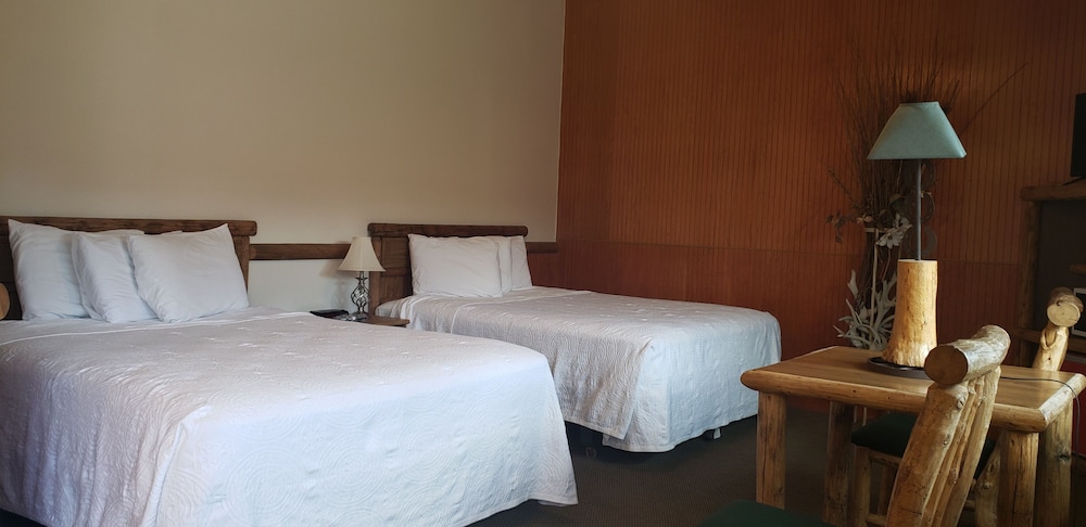 Suite, 2 queen beds, No Pets
