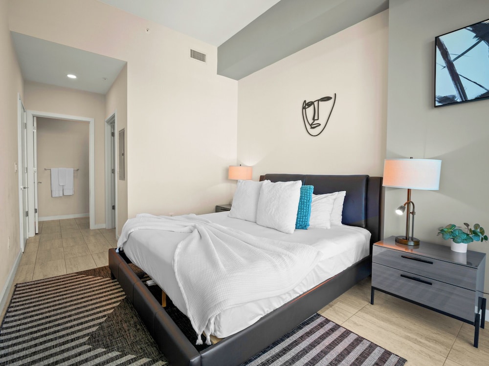 Luxury Condo, 1 Bedroom, City View photo 3