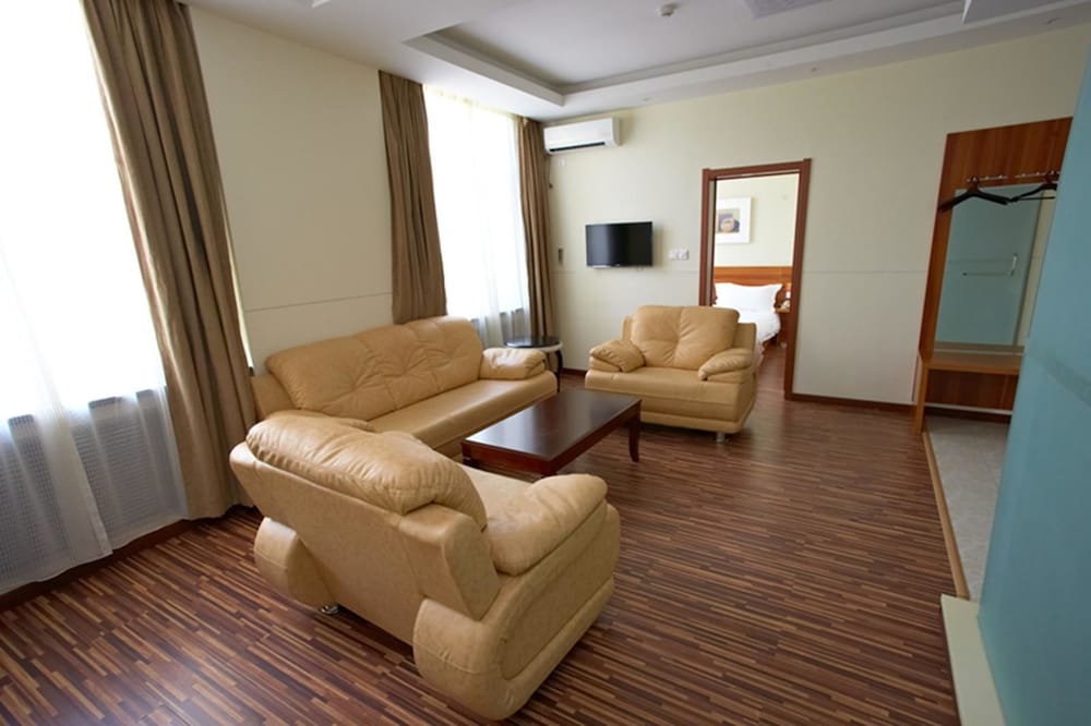 Business Suite (B) photo 1