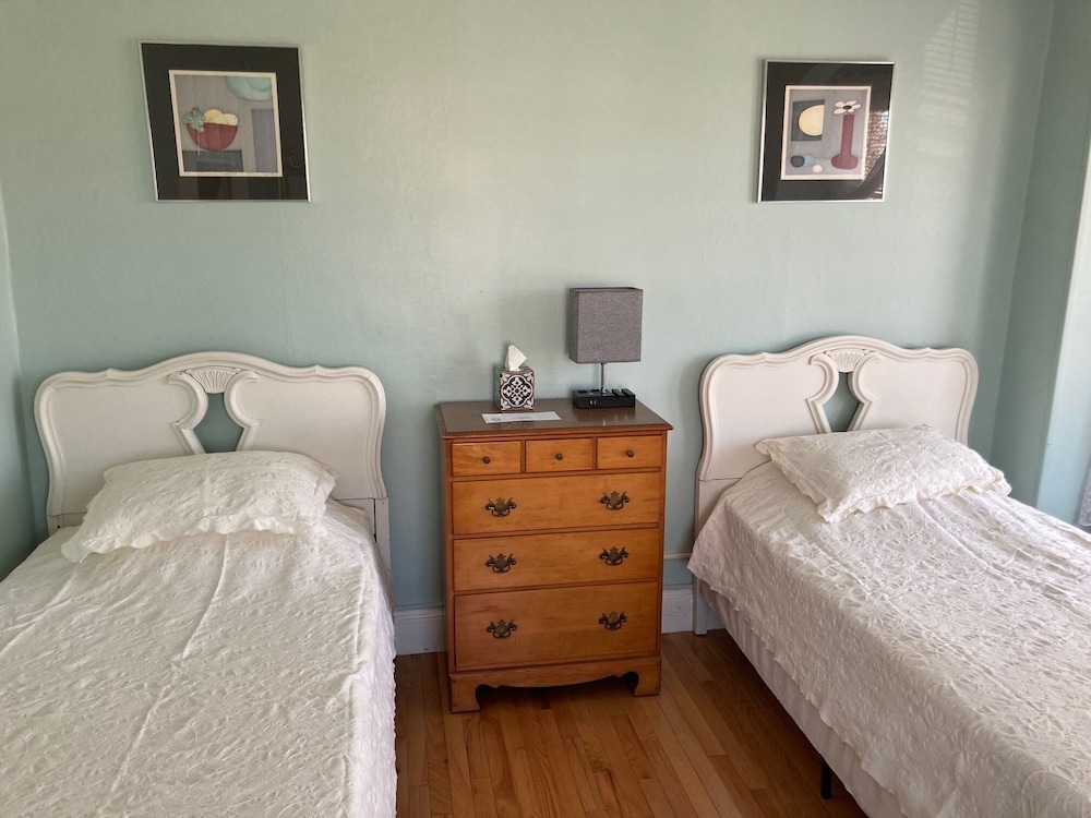 Twin Room, Shared Bathroom (Room 2)