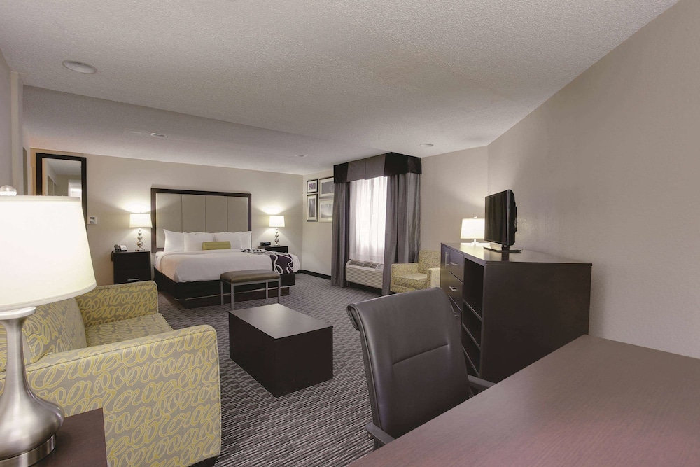 Deluxe Room, 1 King Bed, Non Smoking - Photo 1