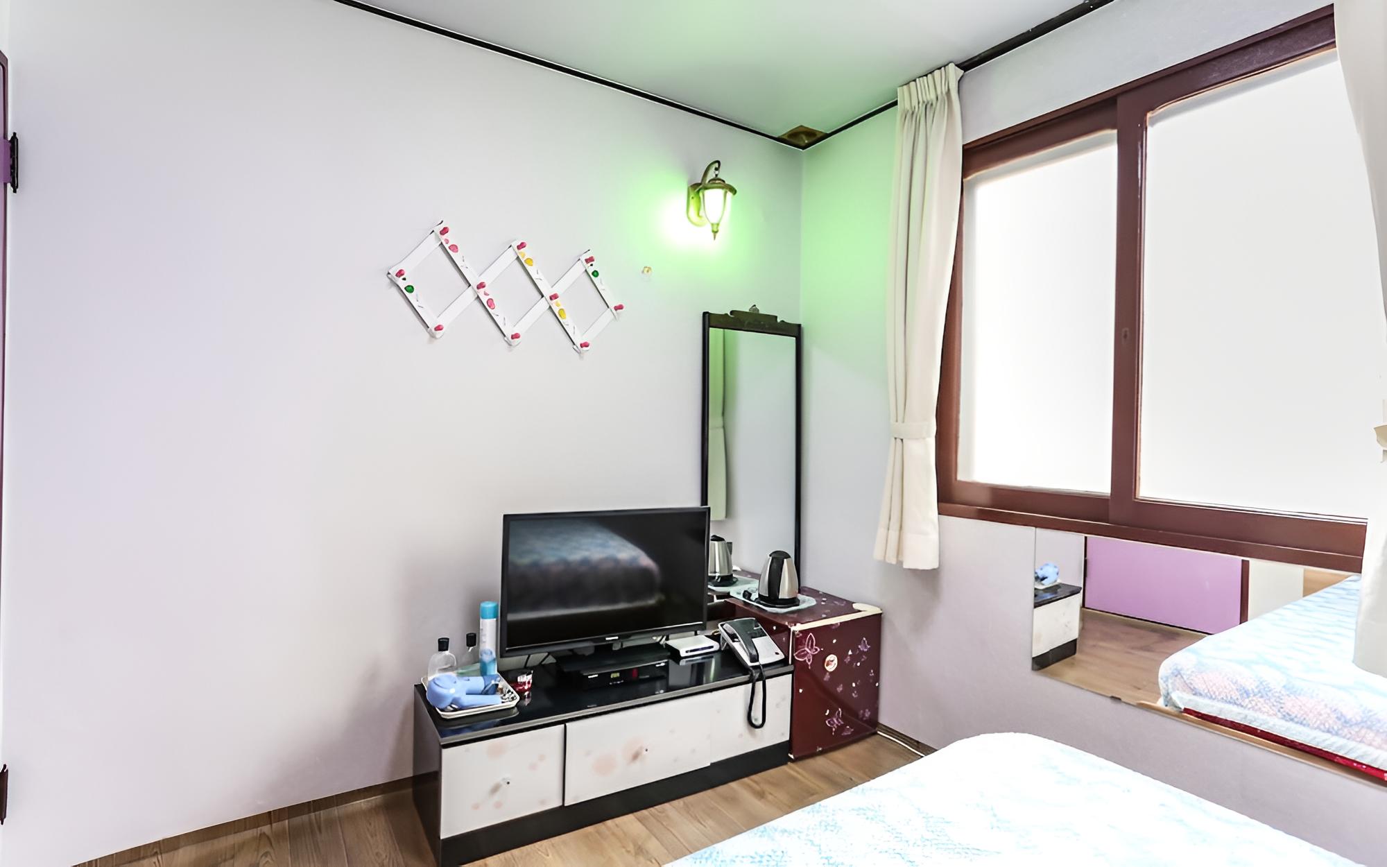 Room (Bed B) - Photo 5