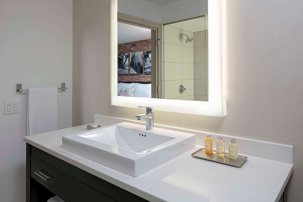 Premier Room, 1 King Bed, Accessible (Royal, Tub) - Photo 8