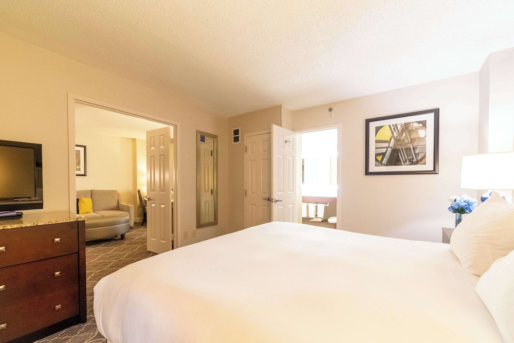 Luxury Suite, 1 King Bed, Non Smoking - Photo 1