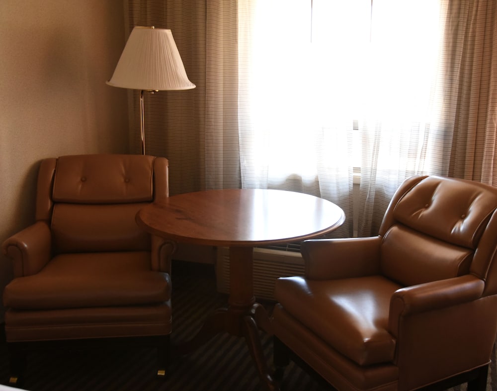 1 Queen Bed Non Smoking (Pet Friendly) photo 3