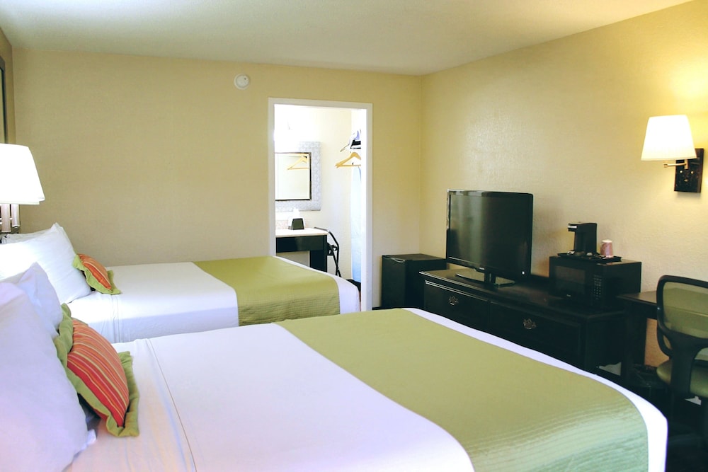 Deluxe Double Room, 2 Queen Beds, Ground Floor photo 2