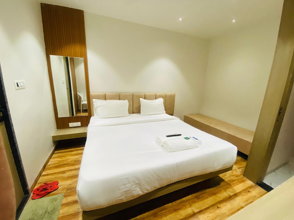 Deluxe Triple Room, City View