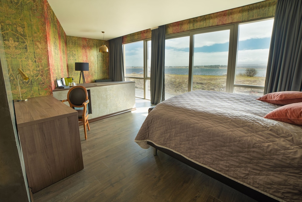 Superior Suite, Lake View