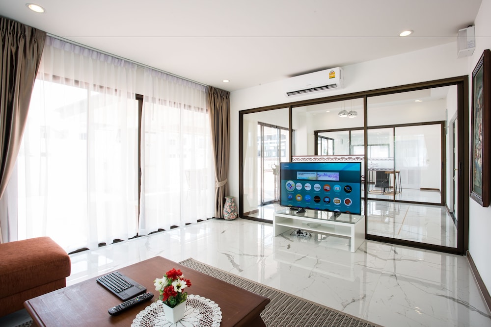 Romantic Penthouse, 2 Bedrooms, City View