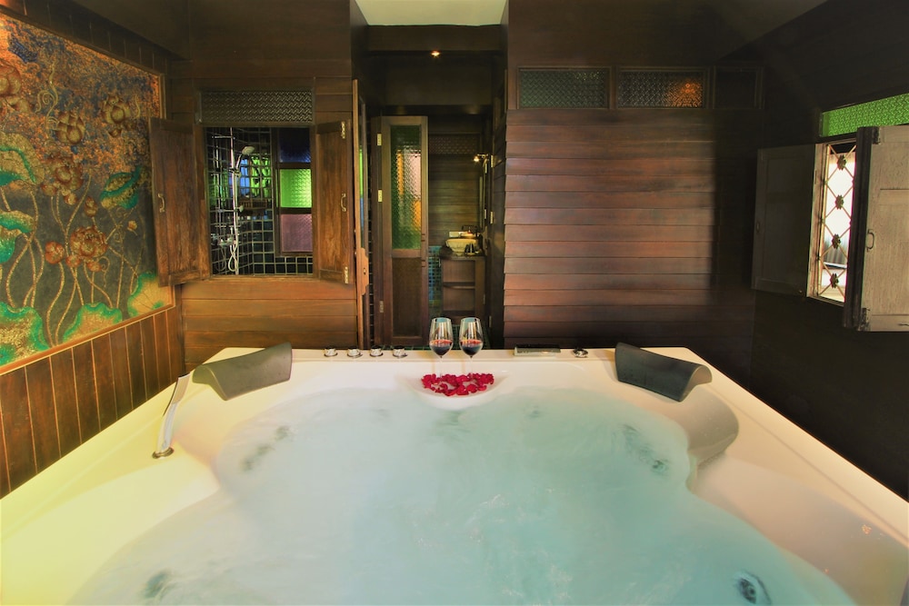 Lanna Jacuzzi Suite (Room Only) with balcony - Photo 10
