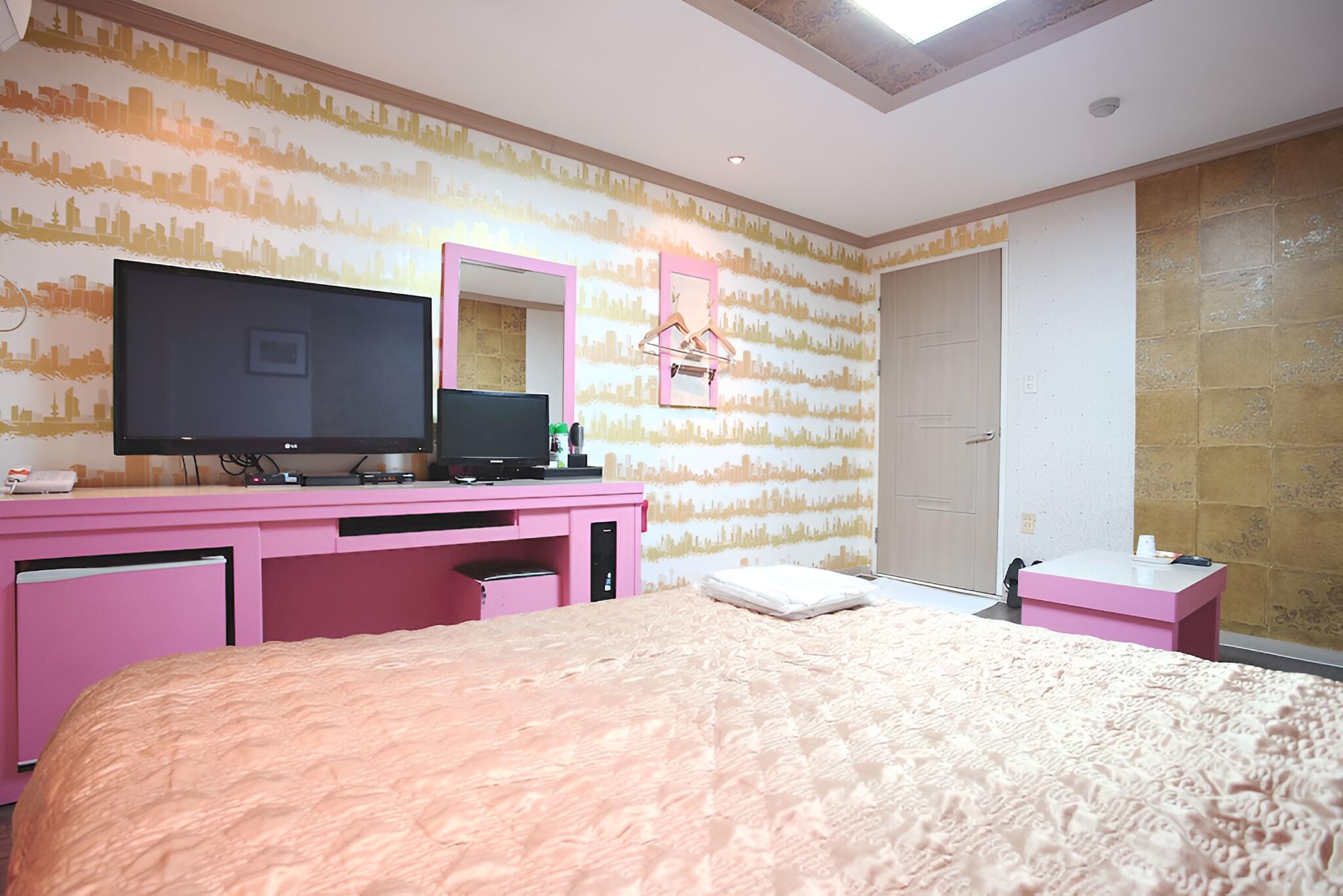 Room (Standard Room) - Photo 11