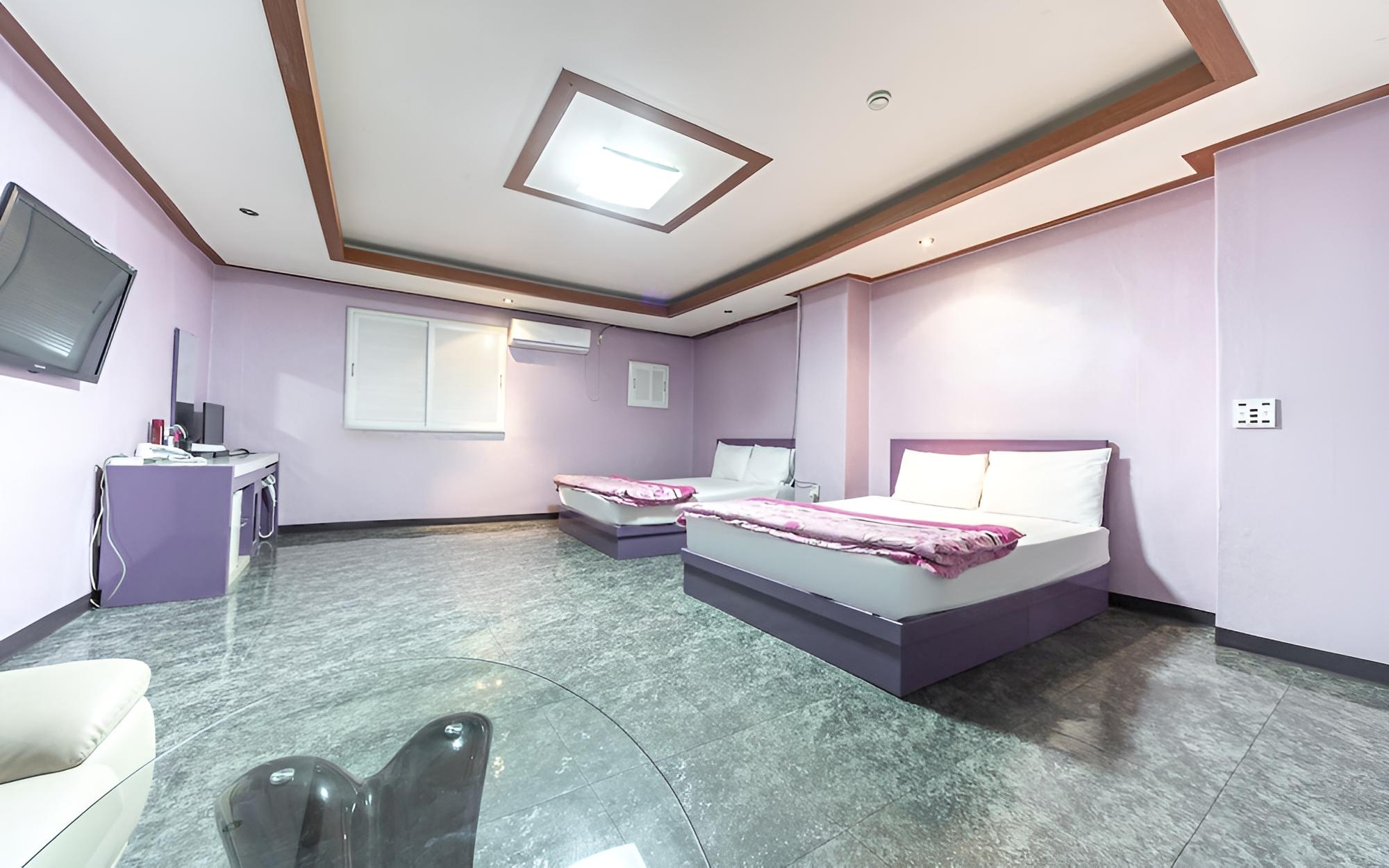 Room (Twin (1st week/wave movienet availabl) photo 2