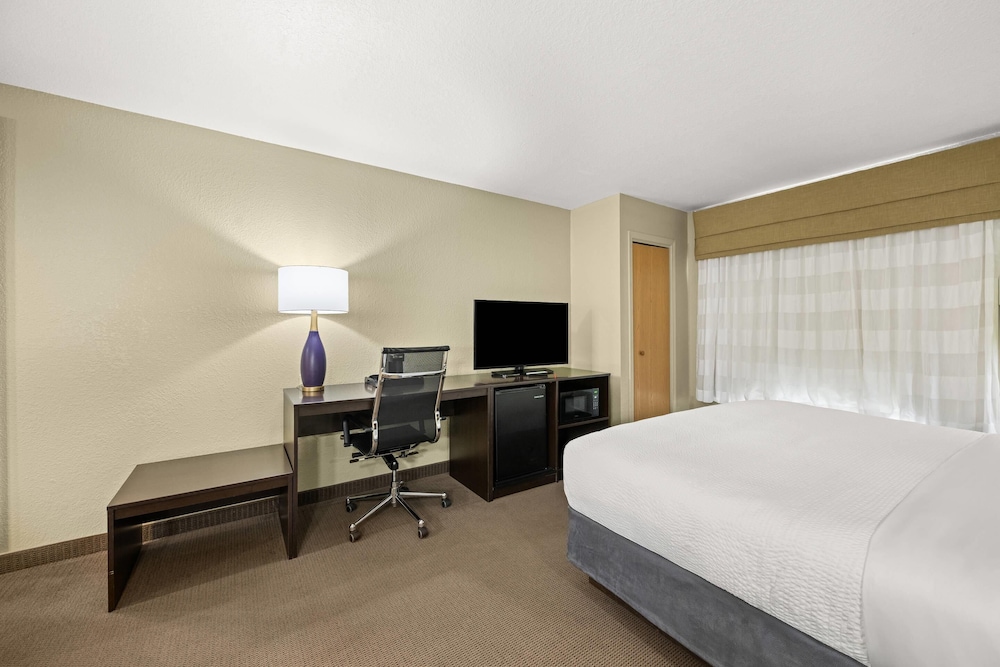 Standard Room, 1 King Bed - Photo 5