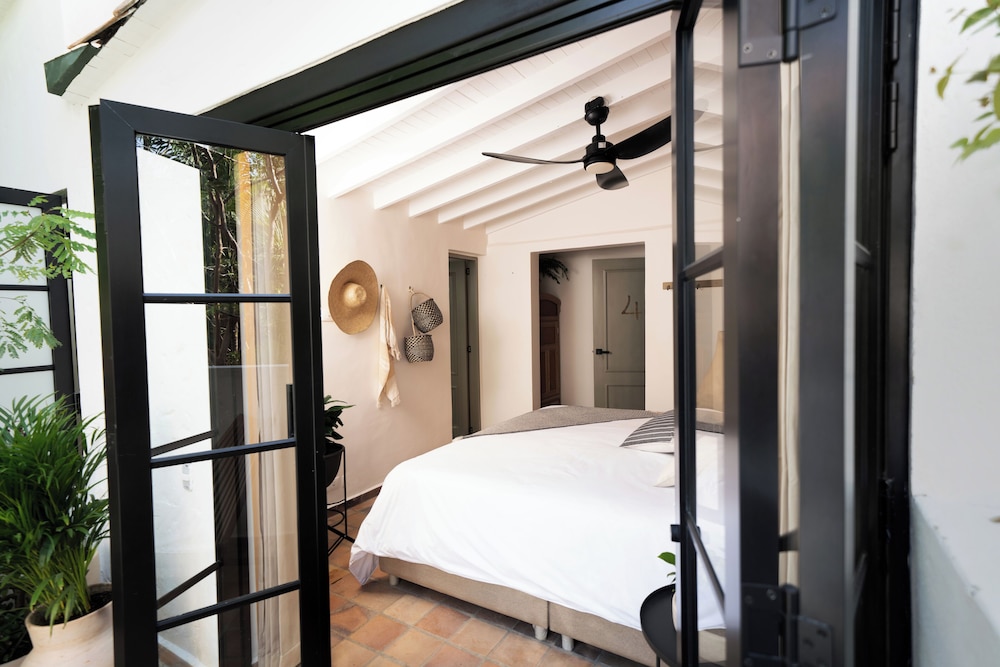 Deluxe Room, 1 King Bed, Bathtub, Garden View photo 1