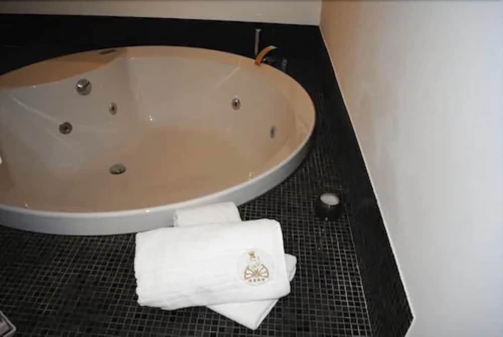 Luxury Suite - Photo 5