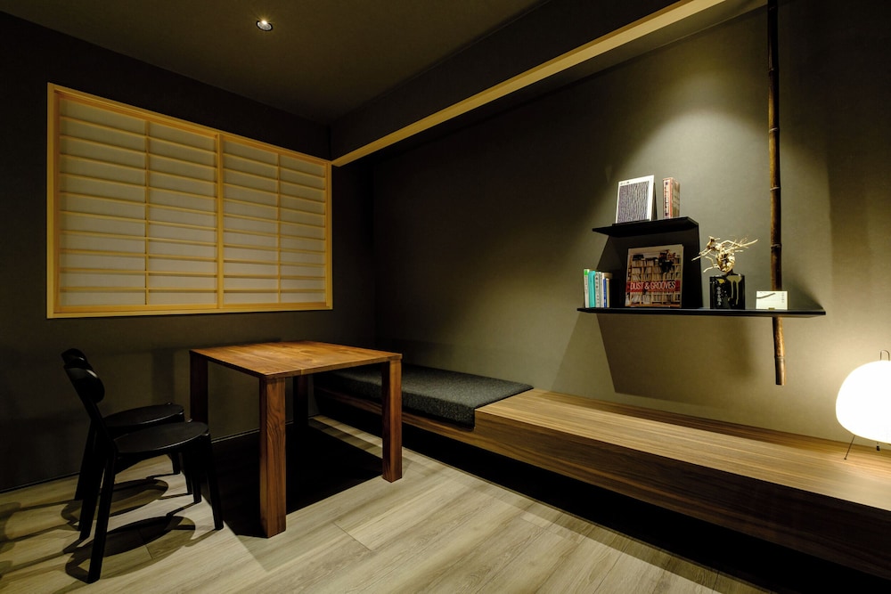 Standard Twin Room thumbnail 6