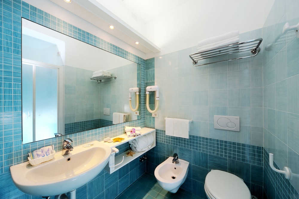 Classic Double or Twin Room, Sea View - Photo 7