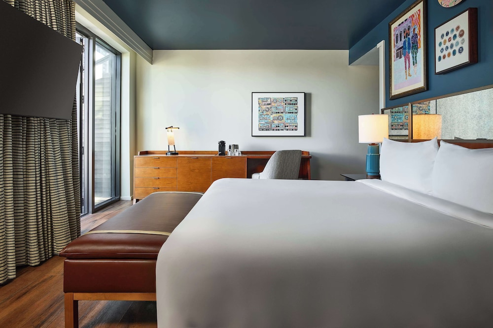 Room, 1 King Bed, Accessible, Terrace (Mobility & Hearing) thumbnail 5