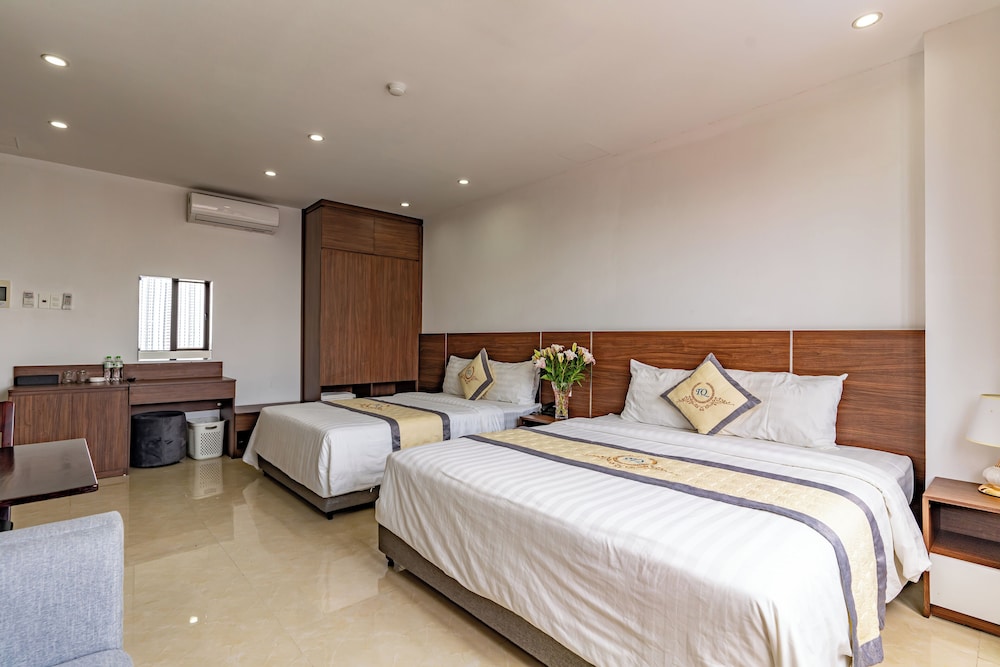 Superior Triple Room, City View photo 2