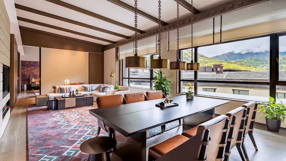 1 Bedroom Suite Dining Meeting photo 2