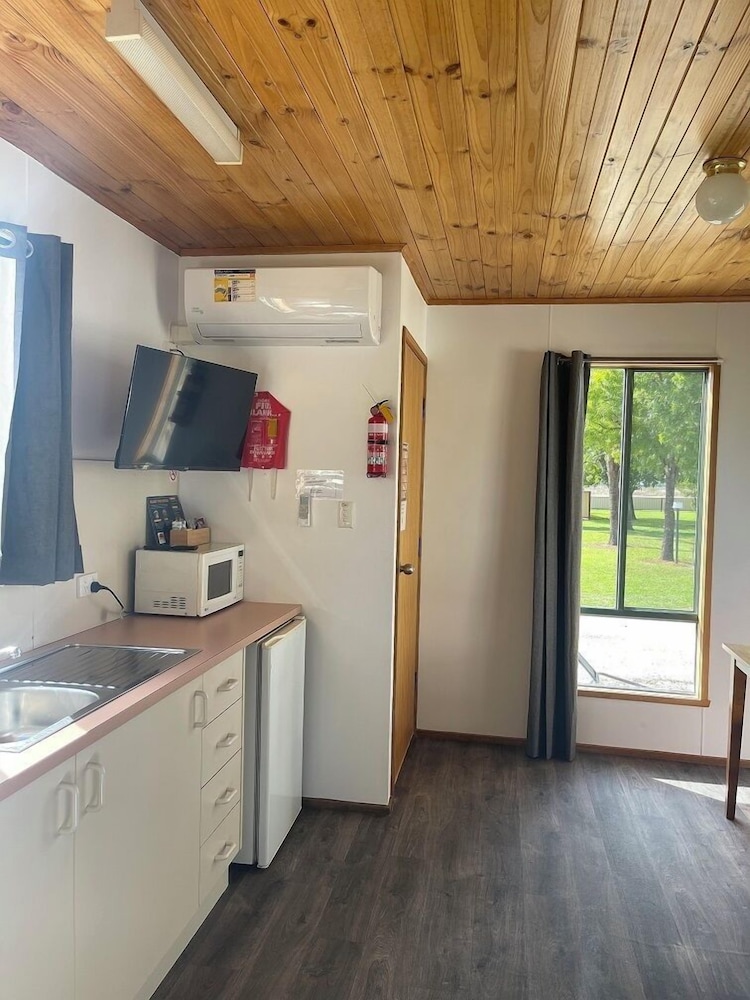 Classic Cabin, Balcony, Garden View photo 3