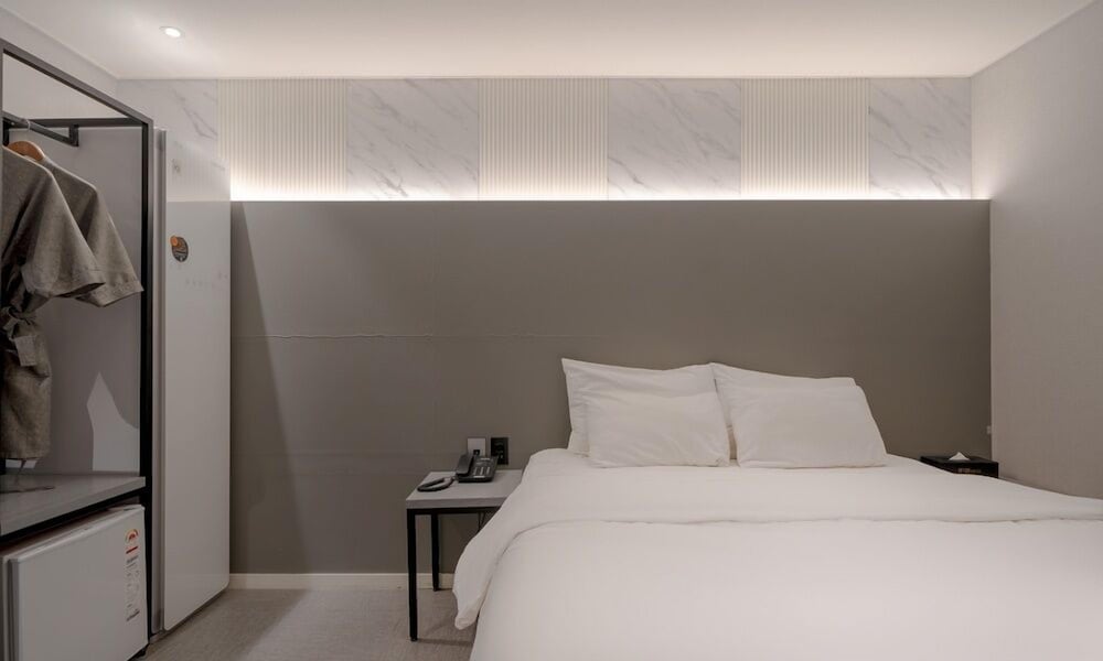 Deluxe Double Room - Photo 9