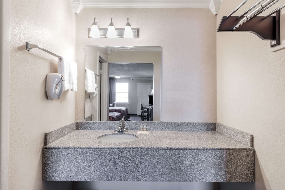 Suite, Bathtub - Photo 4