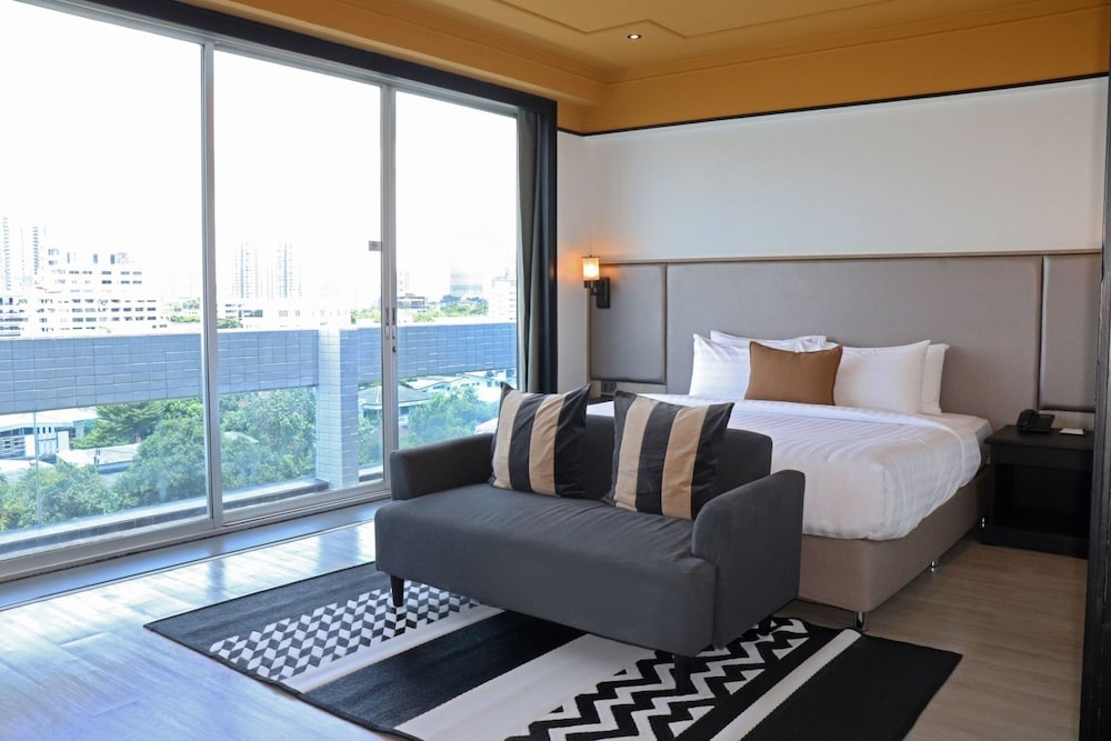 Deluxe Corner Room With Bathtub photo 1