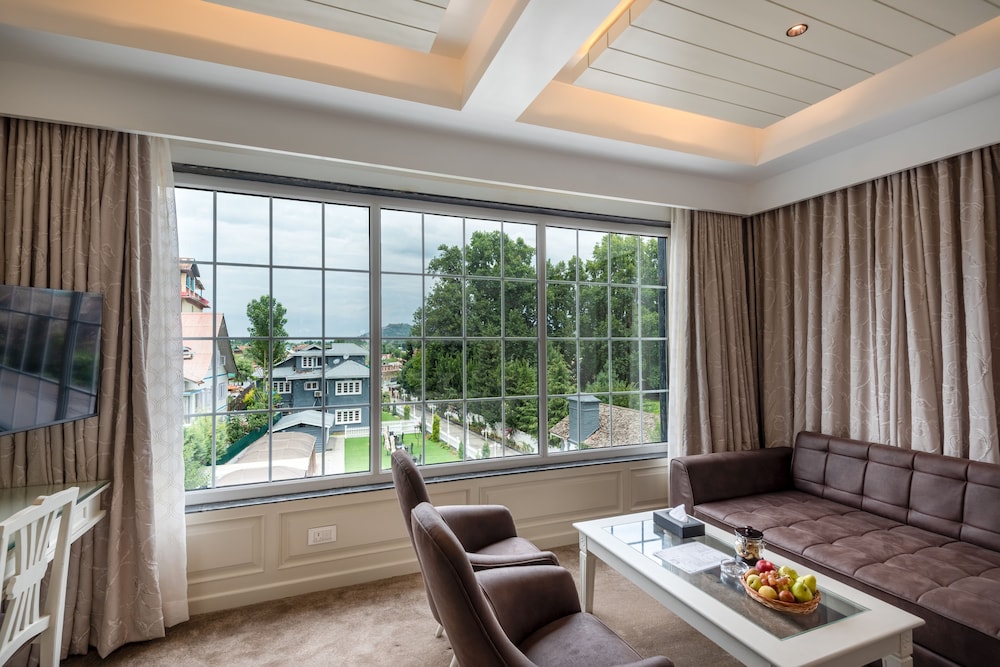 Luxury Family Suite with Bathtub photo 2