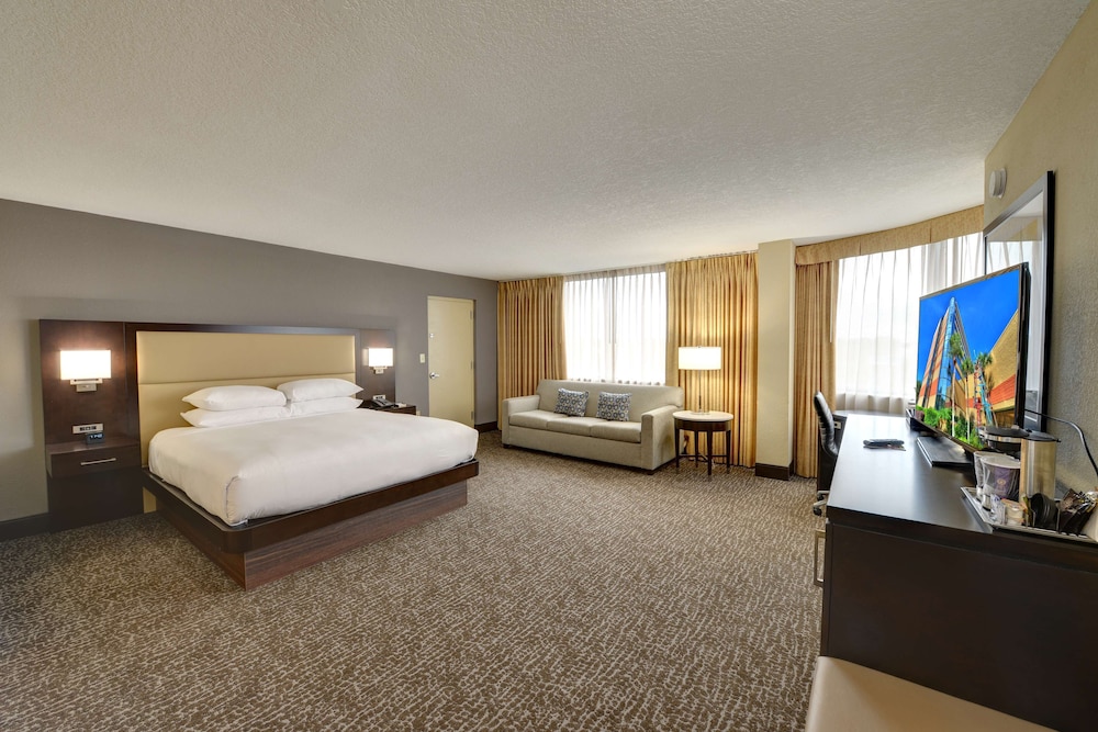 Room, 1 King Bed, Accessible, Corner (Mobility & Hearing, Bathtub)