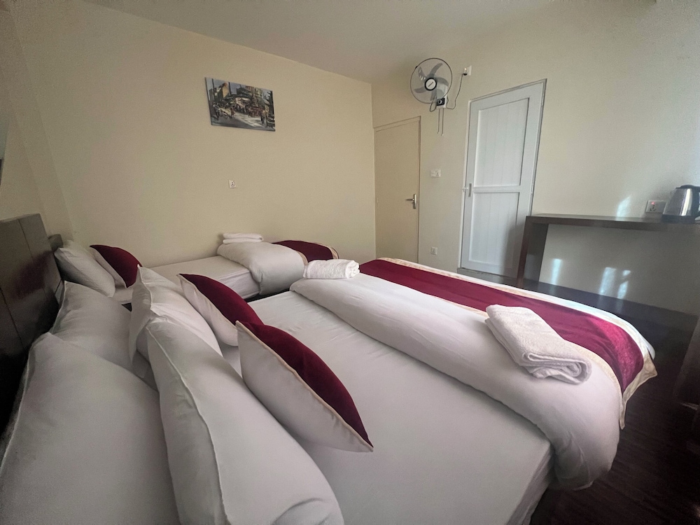 Standard Twin Room - Photo 4
