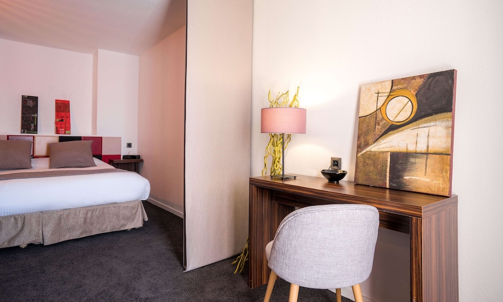 Suite, 1 Queen Bed, Non Smoking, Pool View photo 3