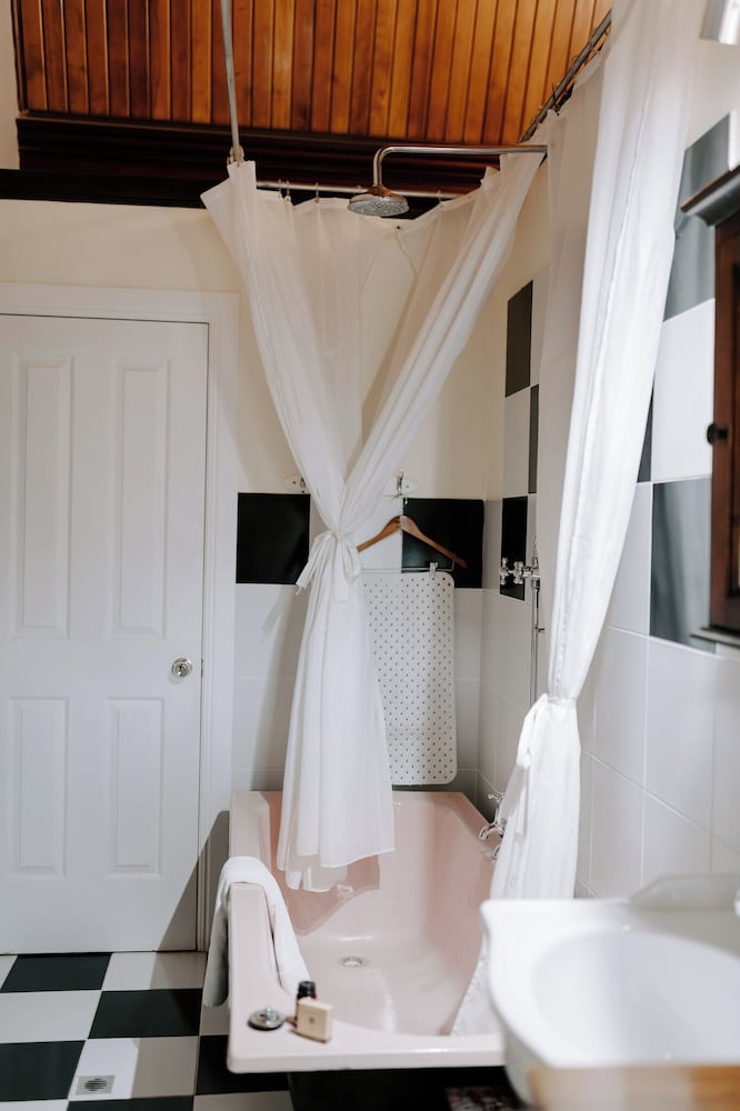 The East Wing Suite photo 2