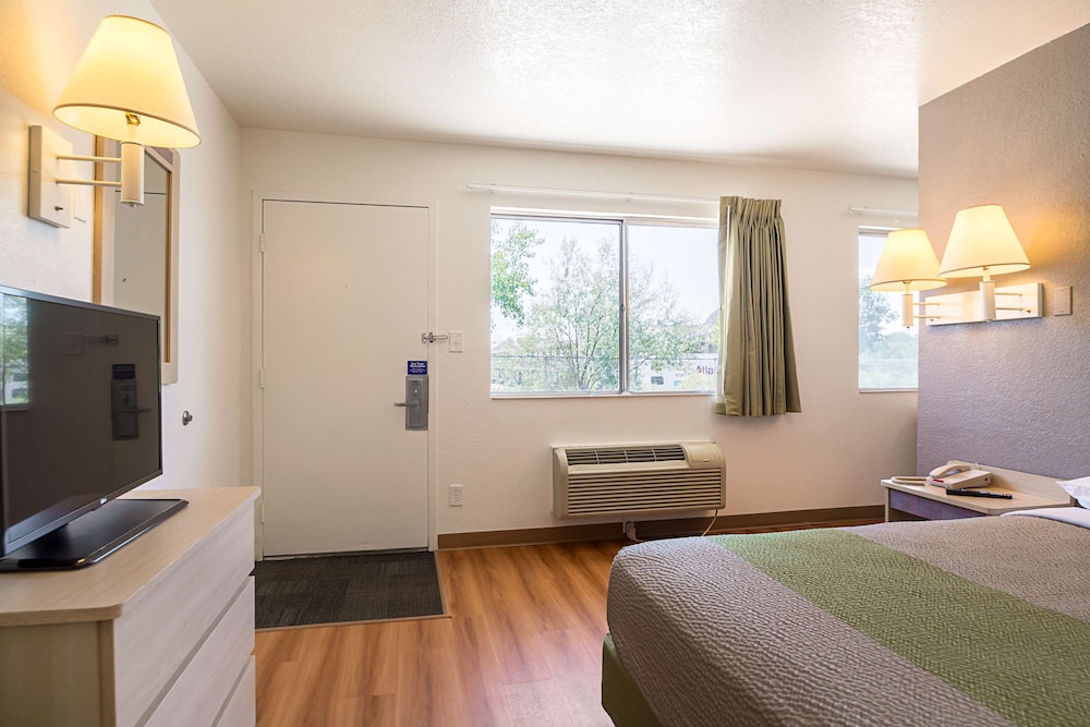 Standard Room, 1 Queen Bed, Non Smoking photo 1