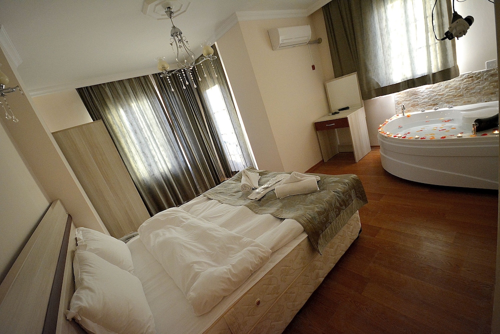 Deluxe Room (Jacuzzi) photo 3