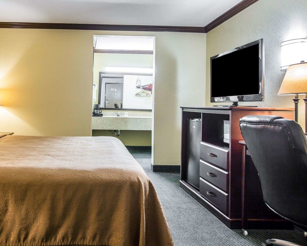 Standard Room, 1 King Bed, Non Smoking - Photo 1