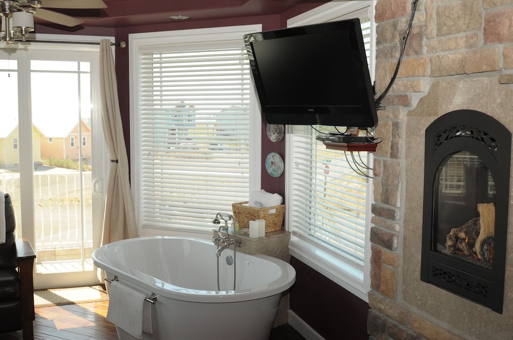 Deluxe Room, 1 Queen Bed, Jetted Tub, Beach View photo 3