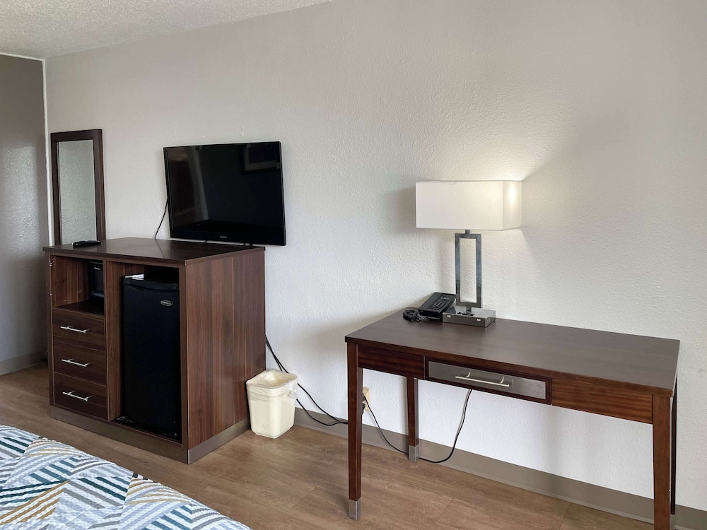 Standard Room, 2 Double Beds, Smoking - Photo 2