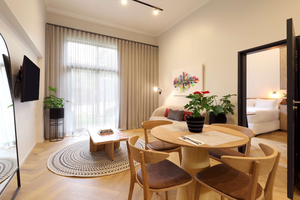 Suite, 2 Bedrooms - Photo 1