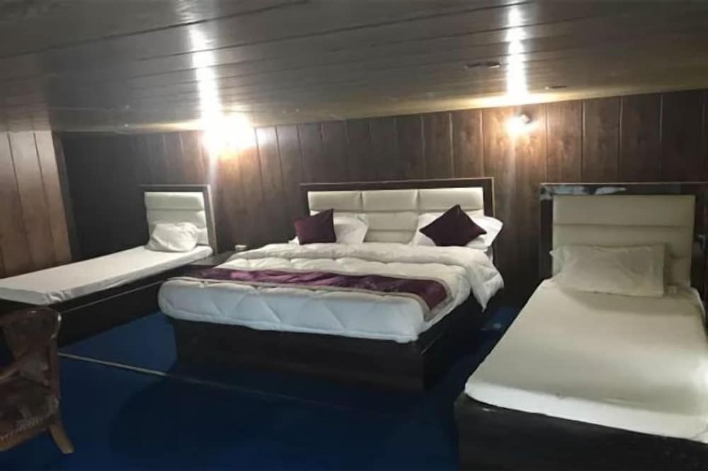 Economy Triple Room, 2 Queen Beds