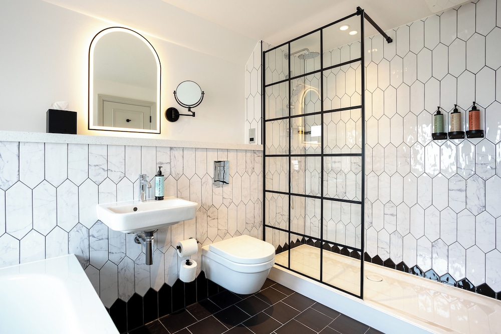 Newly Refurbished Suite - Photo 17