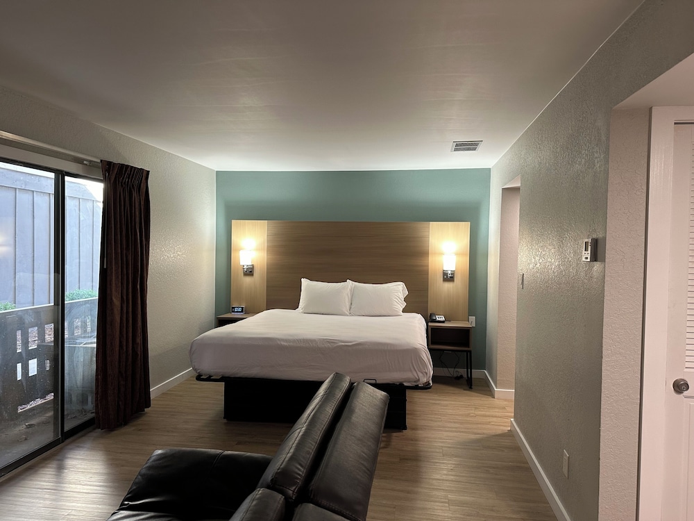 Suite, 1 King Bed, Accessible, Non Smoking (Roll-In Shower) - Photo 4