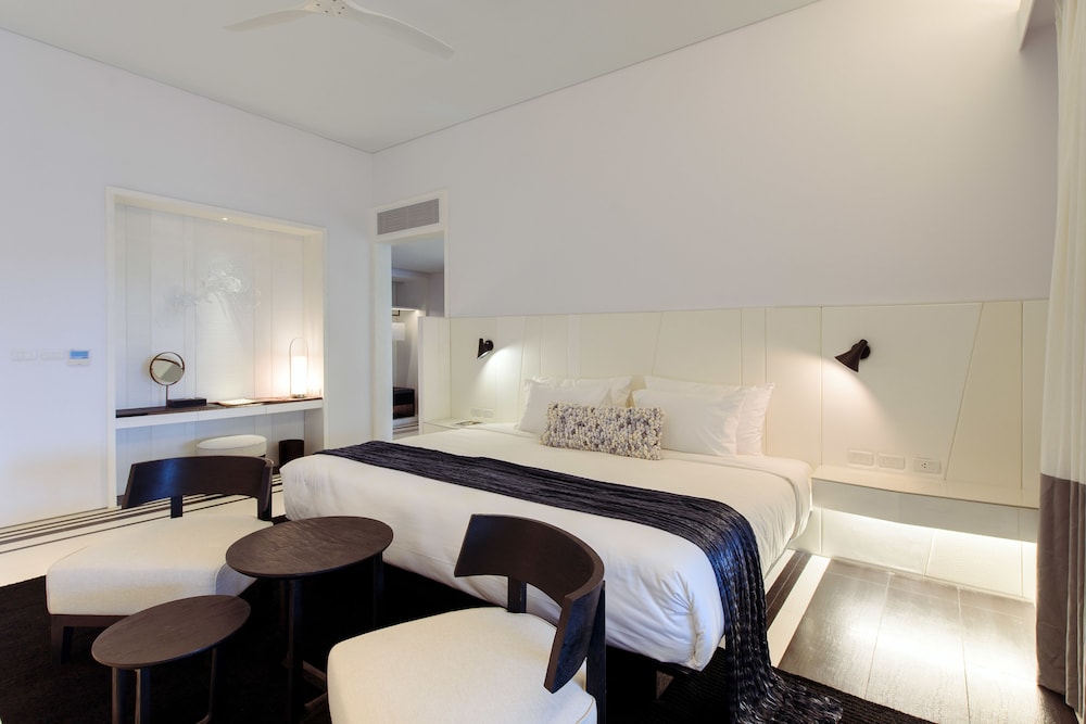 Pool Suite - Photo 7