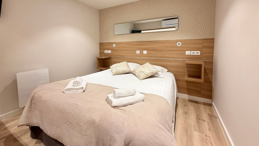 Junior Suite, 1 Queen Bed, Garden View, Garden Area photo 2