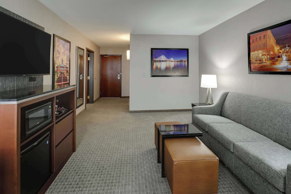 Suite, 1 King Bed with Sofa bed, Accessible, Refrigerator & Microwave (2 Rooms, Tub) photo 3
