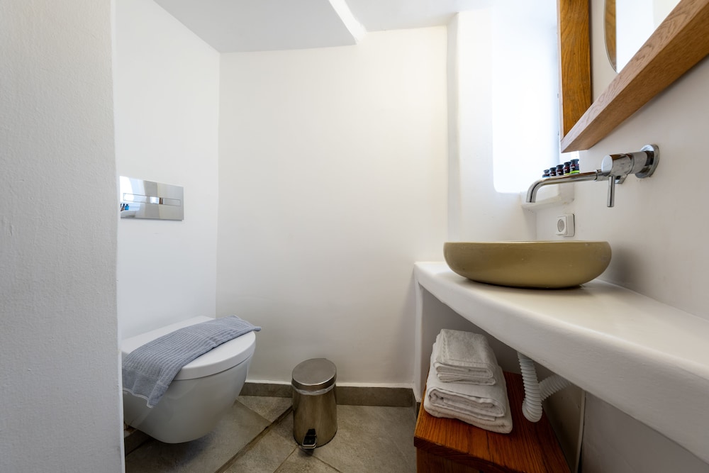 Cave Suite with Plunge Pool & Caldera View - Photo 4