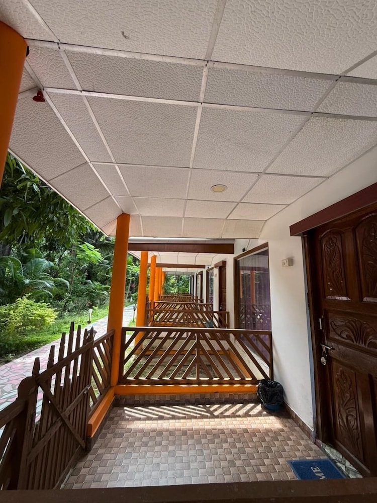 Deluxe Room - Photo 16